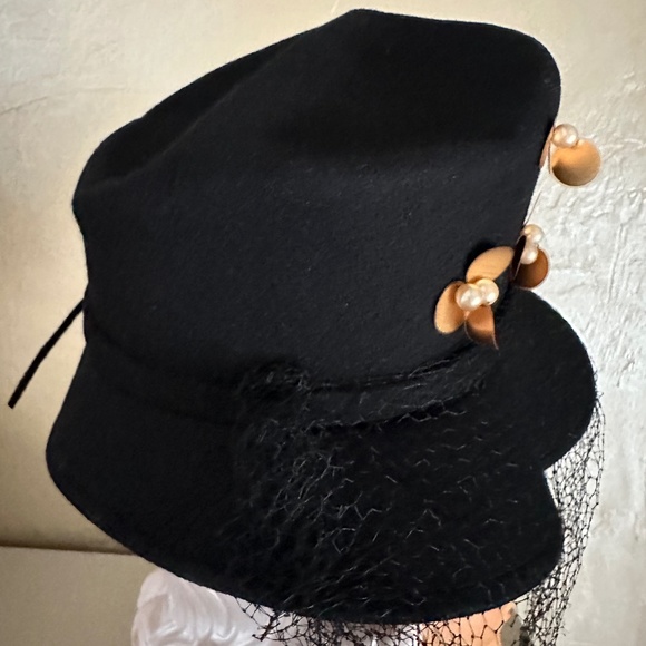 SOPHISTICATED 1930s\' BLACK FELT HAT WITH TALL CROWN, GOLD DISKS, PEARLS & VEIL main image 5